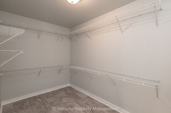 Building Photo - Light & Bright Single Level Home!