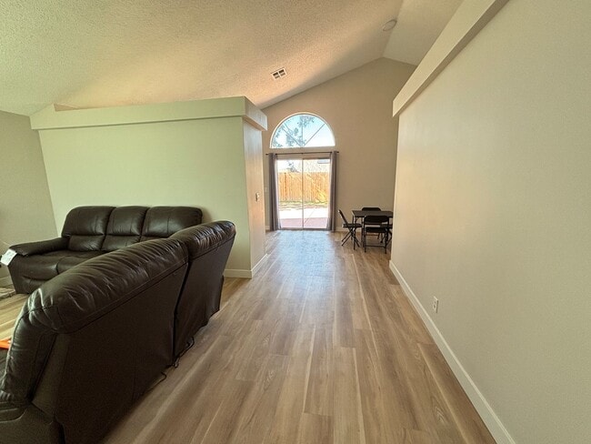 Building Photo - Single Story Palmdale Home