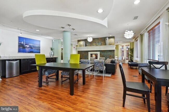 Building Photo - 27 Booth St