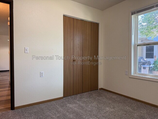 Building Photo - 415 22nd St E