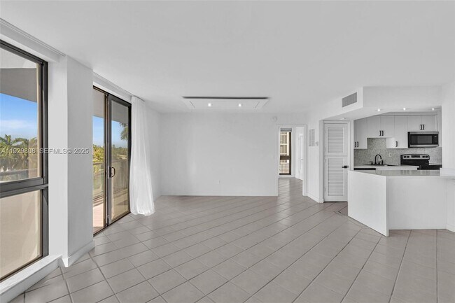 Building Photo - 9800 W Bay Harbor Dr