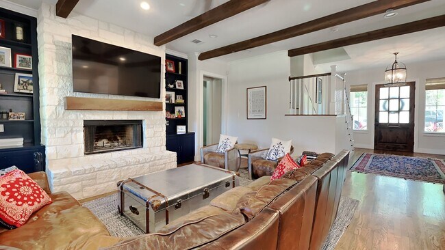Building Photo - IMMACULATE HOME IN UNIVERSITY HEIGHTS! UPD...