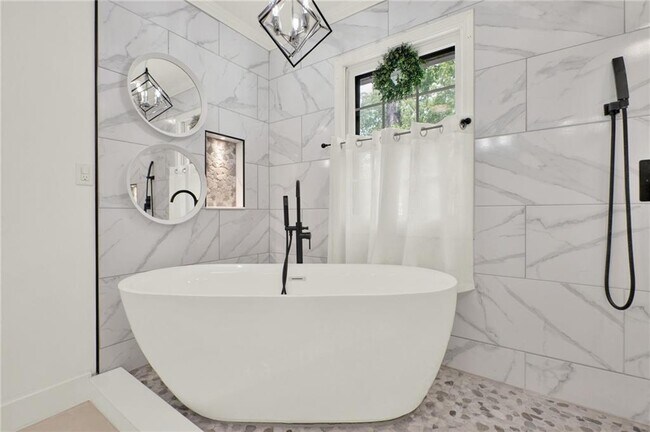 Building Photo - 3270 Brookview Dr