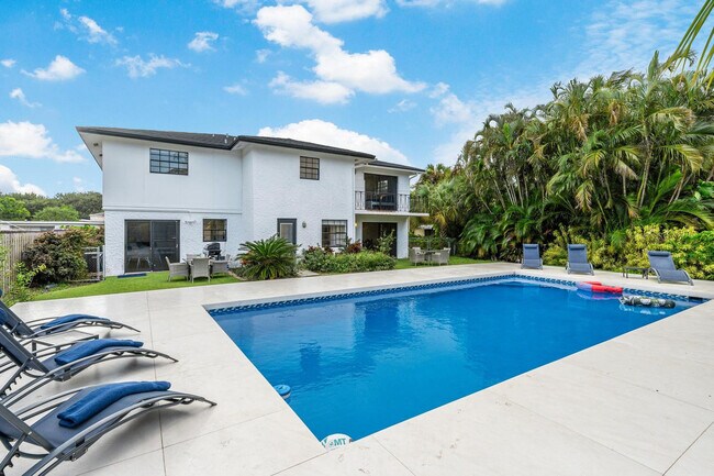 Building Photo - 807-809 Southwest 14th Court-SI FL2-ID1475657P
