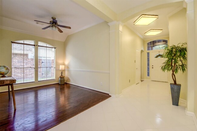 Building Photo - 635 Avery Dr