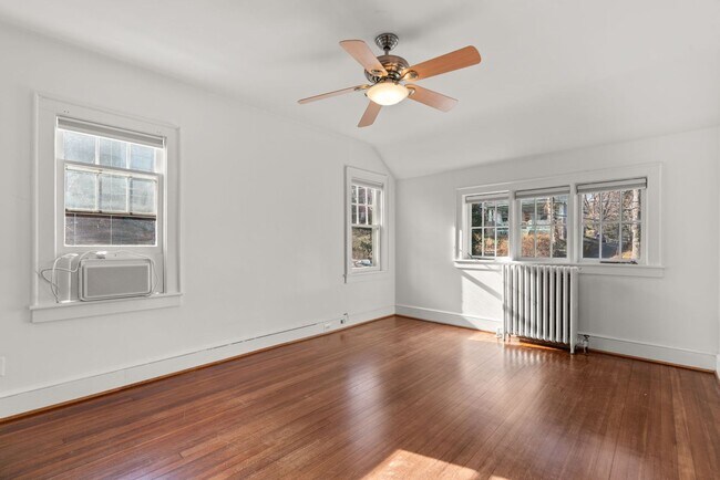 Building Photo - 7413 Maple Ave