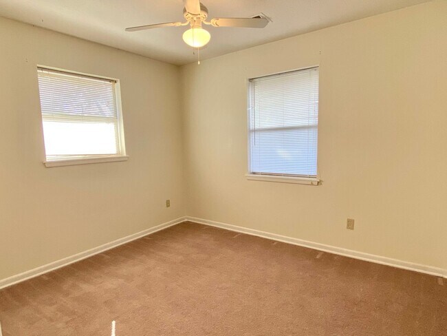 Building Photo - Spacious 3 bed 1 bath with easy access to ...