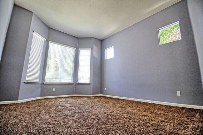 Building Photo - Lovely, Hidden Lake 4 bedroom, 2.5 bathroo...