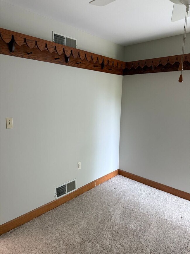 Building Photo - 1531 E Strohm Dr