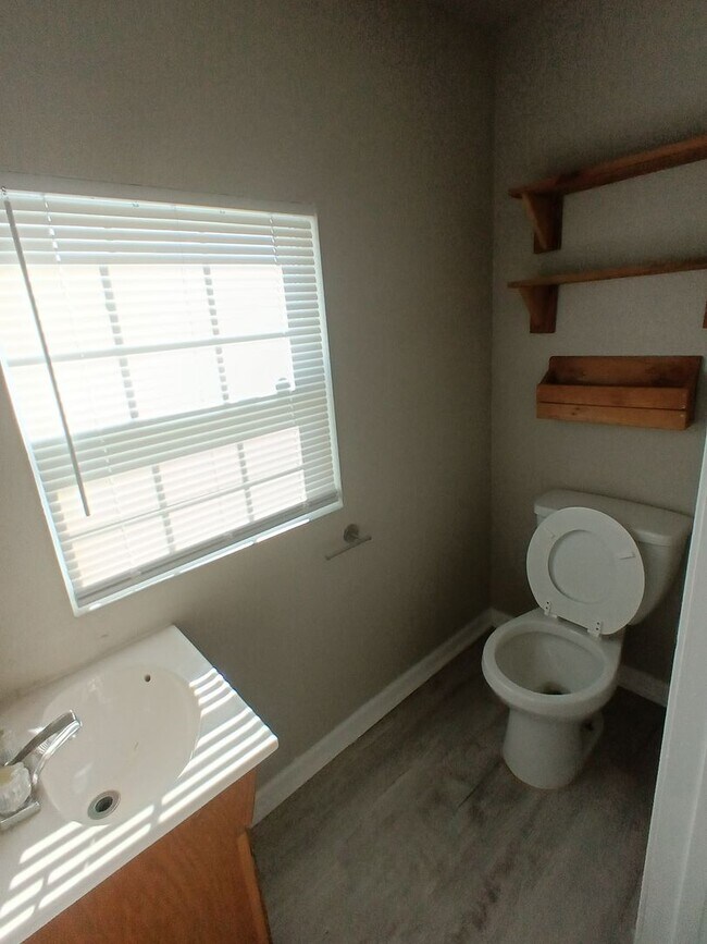 Building Photo - Lots of Space!