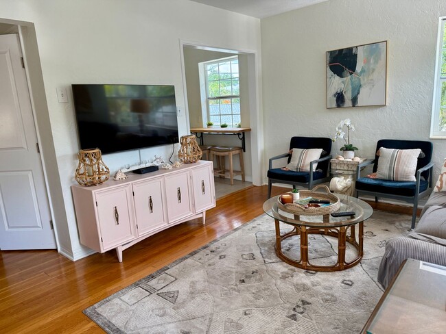 Building Photo - Adorable OLD NE garage 1/1 apartment - FUL...