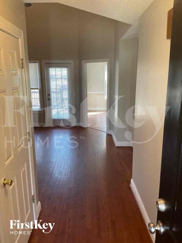 Building Photo - 811 Willow Ln