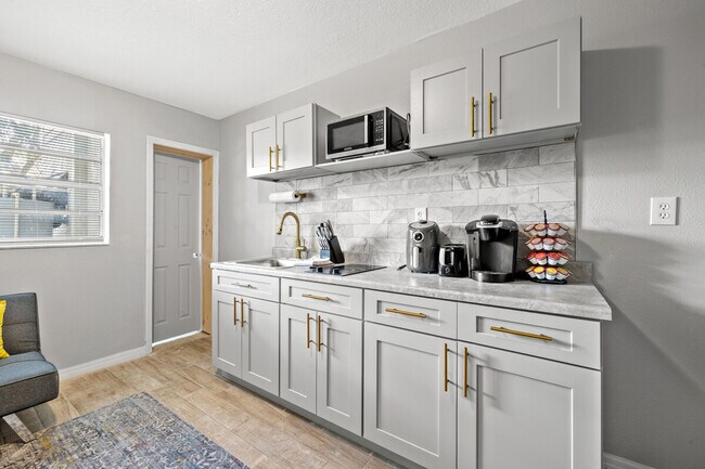 Building Photo - 4323 E Henry Ave