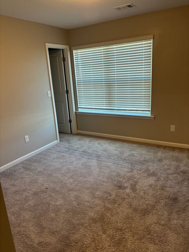 Building Photo - Beautiful home located in a culdesac.