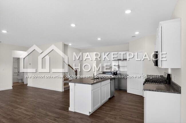 Building Photo - 3220 Highline Dr