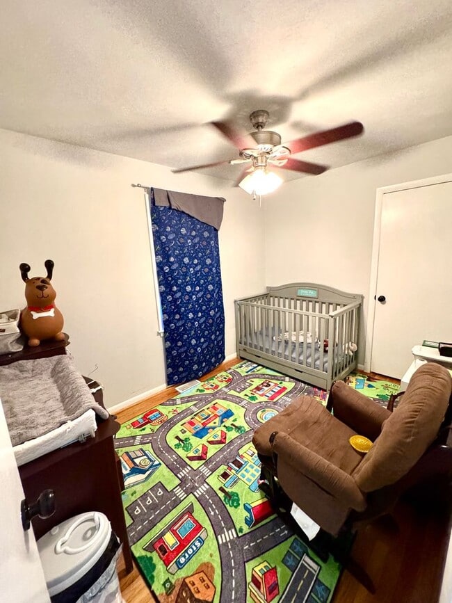 Building Photo - 4 bed 2 Bath Home for Rent in Portsmouth!