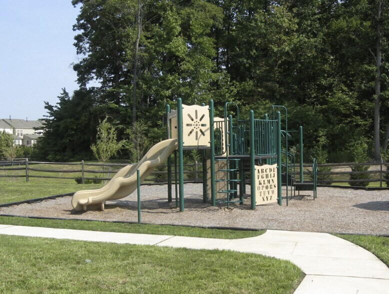 Building Photo - 321 Steeplechase Ct