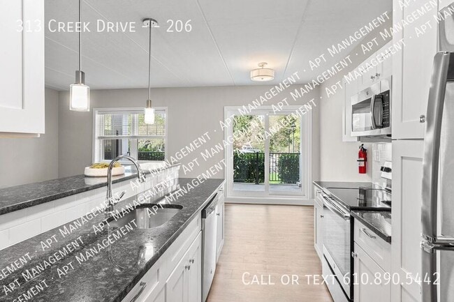 Building Photo - 313 Creek Dr