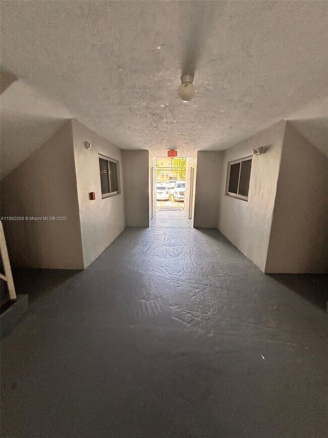 Building Photo - 2565 W 56th St