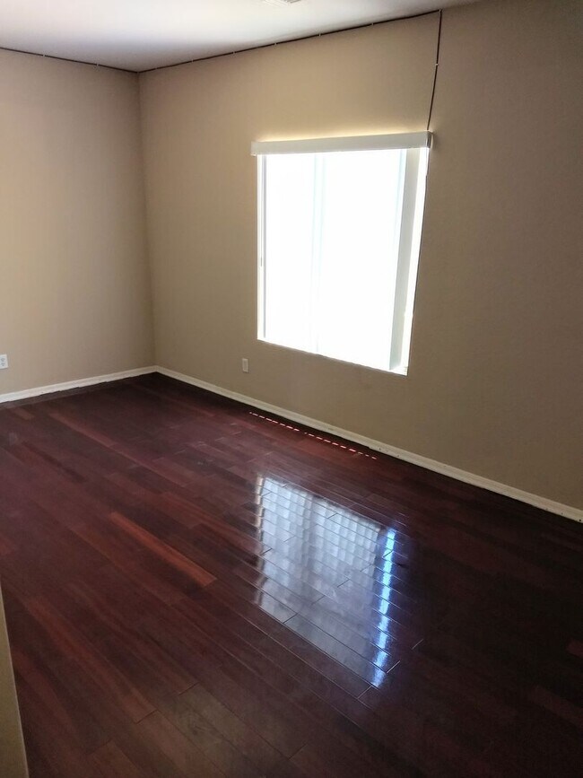 Building Photo - HUGE 5 bedroom, 3 bathroom in Glendale