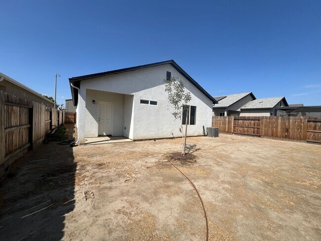 Building Photo - 587 Sandtrap Ln