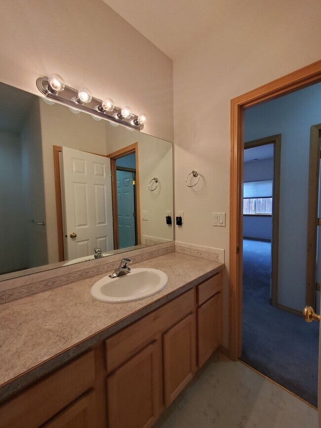 Building Photo - Beautiful South Richland 3-Bedroom Rambler with Open Floor Plan & Spacious Primary Suite!