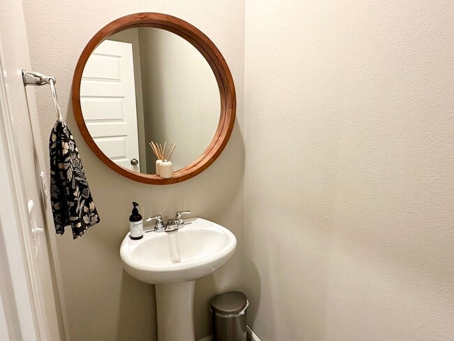 Building Photo - Stunning Stewart Crossing Home!