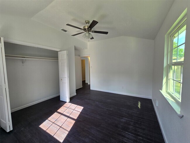 Building Photo - 5543 Ambern Dr