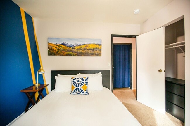 Building Photo - 706 E Stuart St