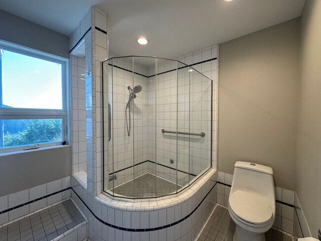 Building Photo - Breathtaking views of Chuckanut Bay!!