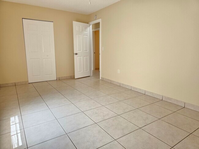 Building Photo - 5836 S 37th Ct