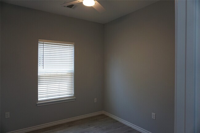 Building Photo - 11755 White Cedar St
