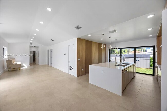 Building Photo - 1141 Hollywood Blvd