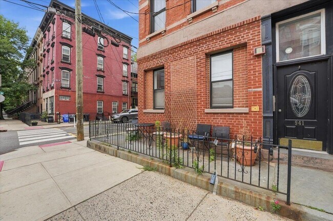 Building Photo - 941 Garden St