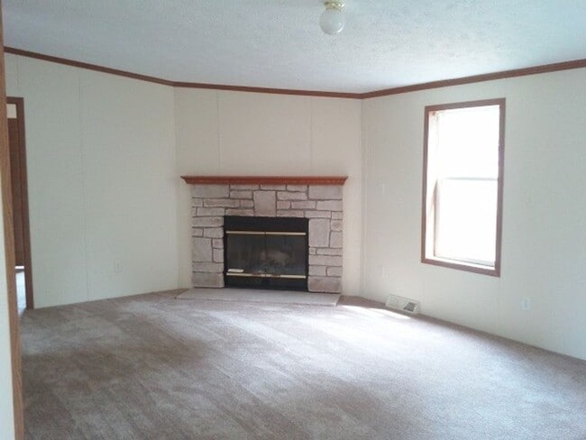 Building Photo - 4 Bedroom, 2 Full Bath home in Greenville/...