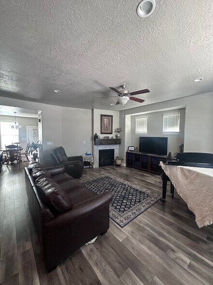 Building Photo - 896 S Crescent Way