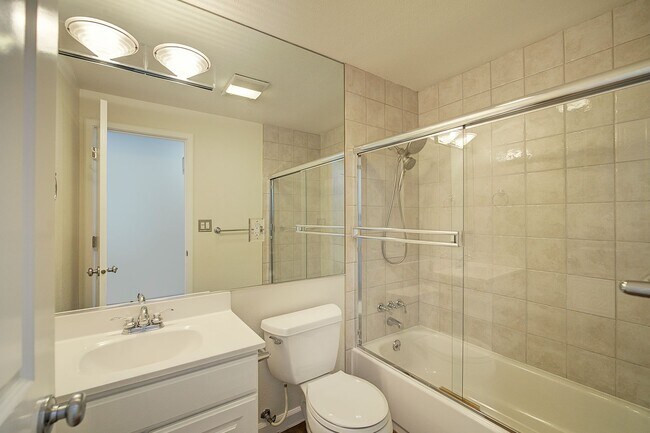 Building Photo - 5Bd/2.25Ba Kirkland Home