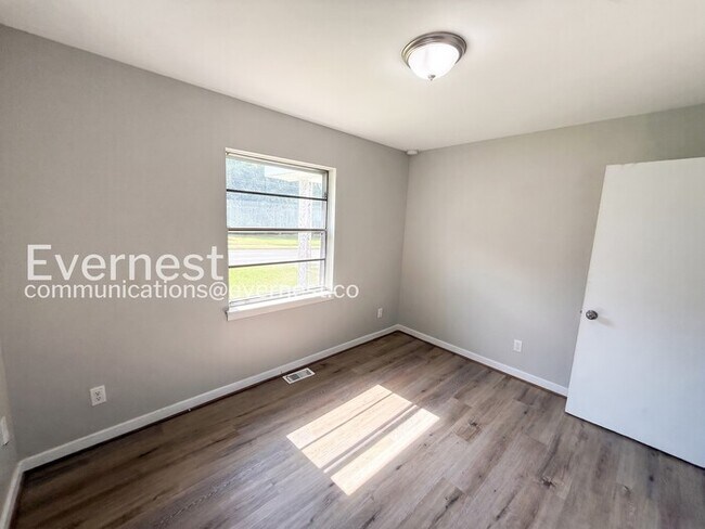 Building Photo - 3 Bed, 1 Bath Home with Fenced Yard / Vouchers Accepted / Available Now!