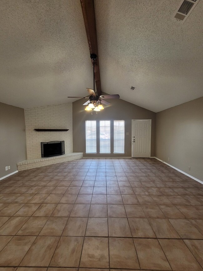 Building Photo - 3 bed 2 bath and 2 car garage!