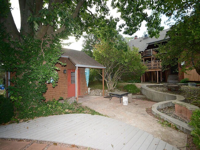 Building Photo - Cool House | 50% Off First Months Rent
