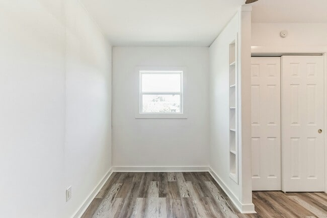 Building Photo - 124 E Castlebriar Dr