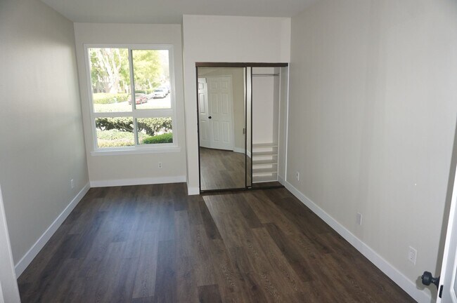 Building Photo - Highly Upgraded End Unit 2 Bedroom 2 Bathroom in Orange