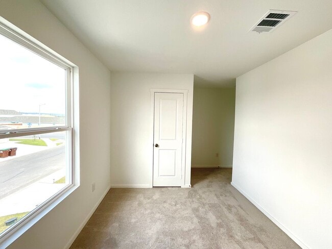 Building Photo - **APPLICATION RECEIVED** Modern 3-Bed, 2.5-Bath Home with Included Internet & Fenced Backyard in ...