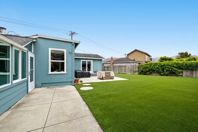 Building Photo - 796 Crespi Dr