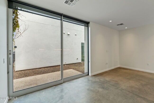 Building Photo - 1337 E Polk St