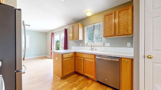 Building Photo - Spacious 3-Bed,2.5-Bath Home with Fenced Yard
