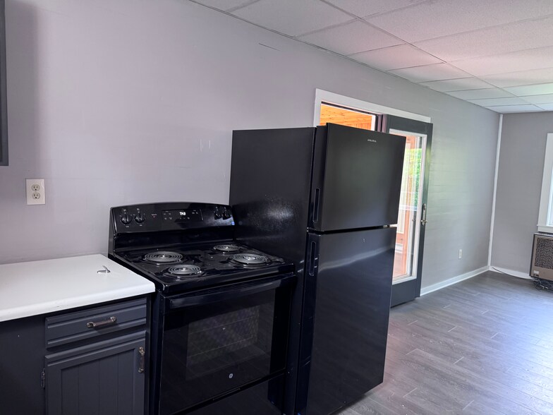 Kitchen Area - 906 West Ave