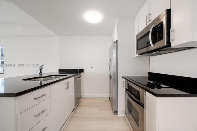 Building Photo - 1712 SW 2nd Ave