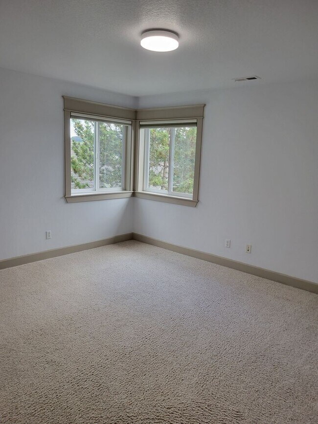 Building Photo - Immaculate 5 Bedroom West Salem Home With a View