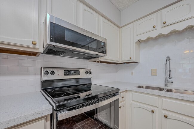 Building Photo - 432 N Post Oak Ln